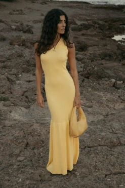 NA-KD Robe Longue Asymétrique à Détail Sirène -Lady Doux Soldes Magasin one shoulder mermaid detailed maxi dress 1100 007073 0404 editorial7