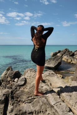 Robe Courte En Maille Crochetée à Dos Ouvert -Lady Doux Soldes Magasin open back crochet mini dress 1710 000003 0002 editorial