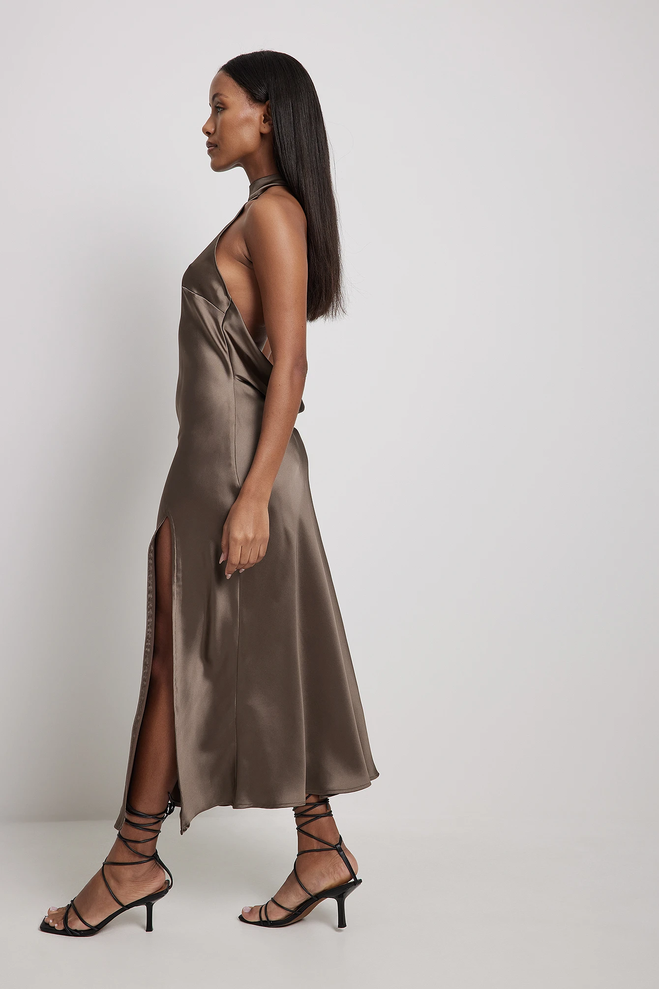 Robe En Tissu Satiné à Dos Ouvert Et Strass 1 Robe En Tissu Satiné à Dos Ouvert Et Strass