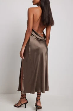 Robe En Tissu Satiné à Dos Ouvert Et Strass 10 Robe En Tissu Satiné à Dos Ouvert Et Strass -Lady Doux Soldes Magasin open back rhinestone detail satin dress 1783 000001 11350454