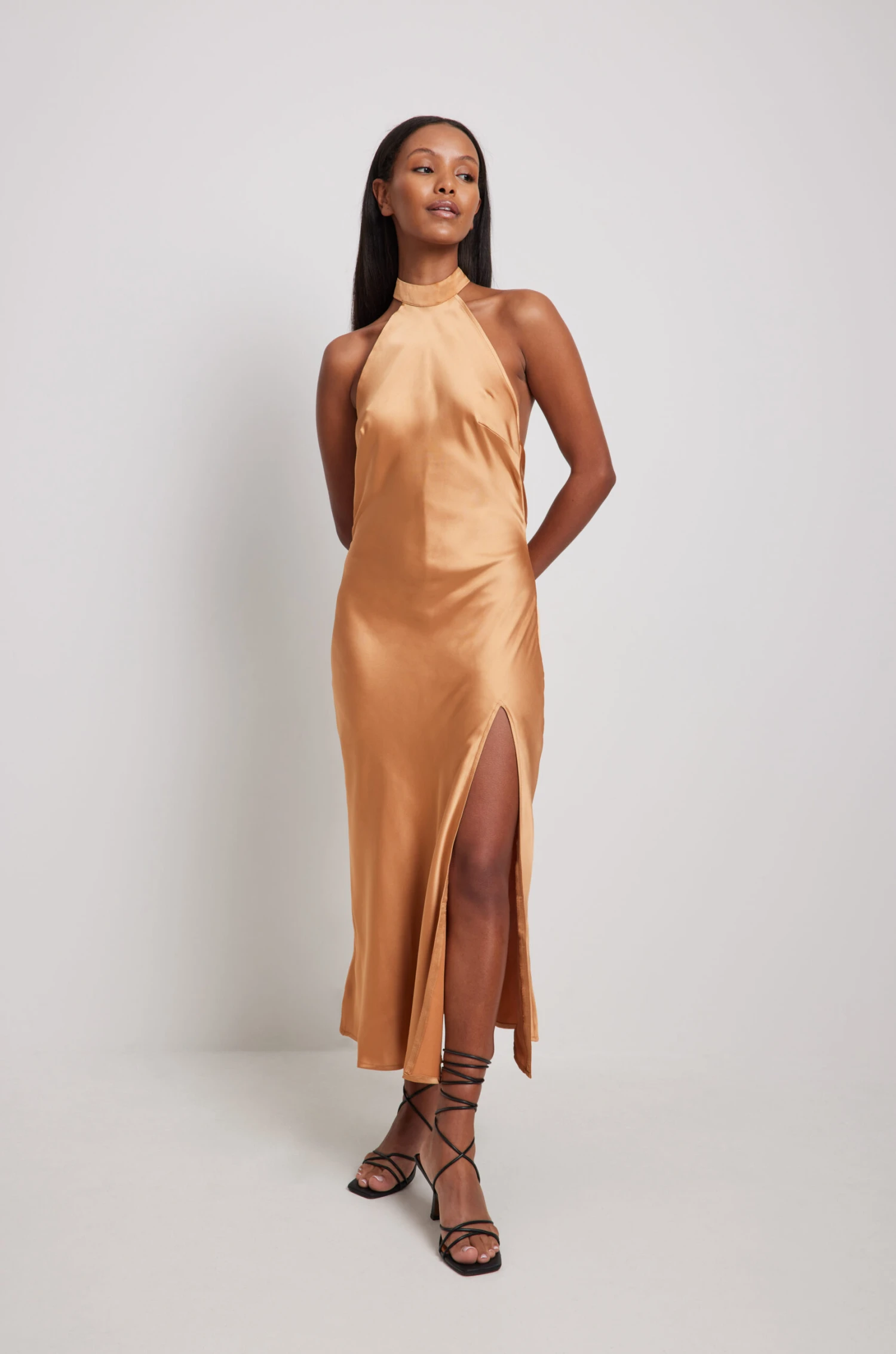 Robe En Tissu Satiné à Dos Ouvert Et Strass 6 Robe En Tissu Satiné à Dos Ouvert Et Strass – Image 6