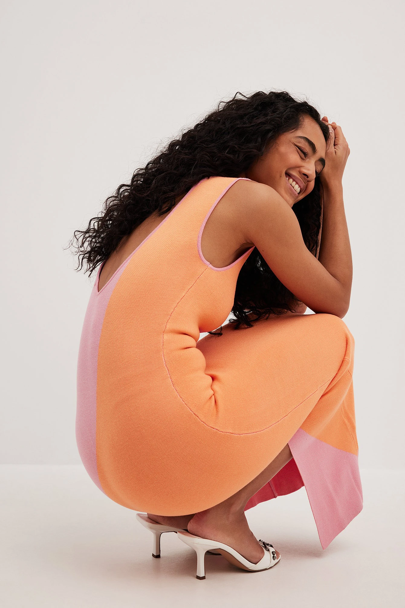 NA-KD Robe Longue En Maille Bicolore à Dos Ouvert – Image 9