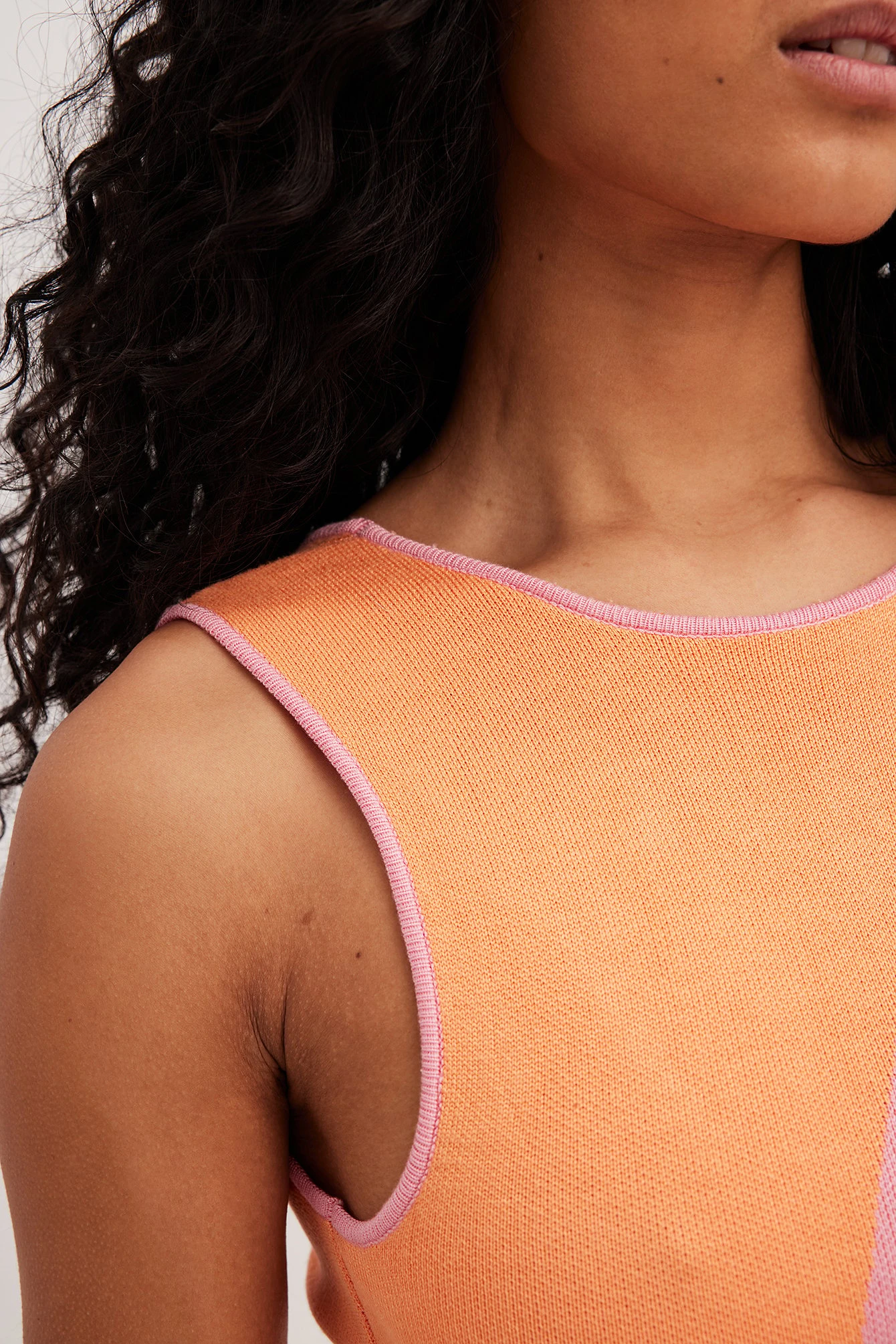 NA-KD Robe Longue En Maille Bicolore à Dos Ouvert – Image 8