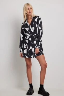 NA-KD Robe Portefeuille Courte Boutonnée 16 NA-KD Robe Portefeuille Courte Boutonnée -Lady Doux Soldes Magasin overlap button detail mini dress 1100 006851 97921700