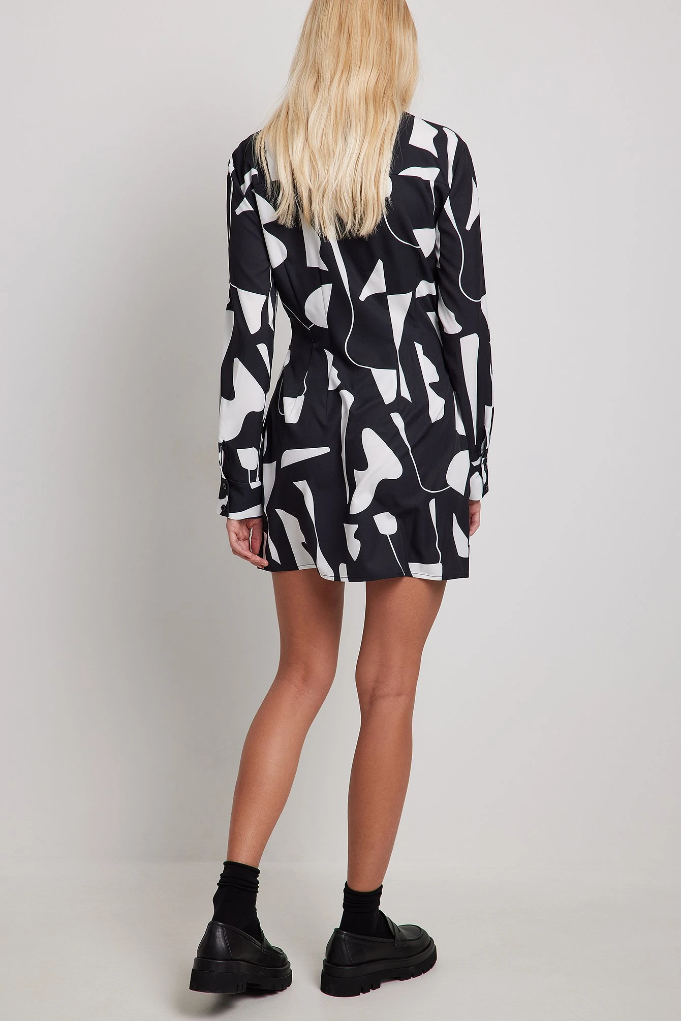 NA-KD Robe Portefeuille Courte Boutonnée 7 NA-KD Robe Portefeuille Courte Boutonnée – Image 7