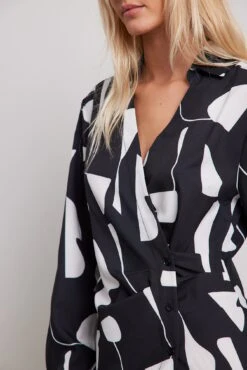 NA-KD Robe Portefeuille Courte Boutonnée 17 NA-KD Robe Portefeuille Courte Boutonnée -Lady Doux Soldes Magasin overlap button detail mini dress 1100 006851 97921732