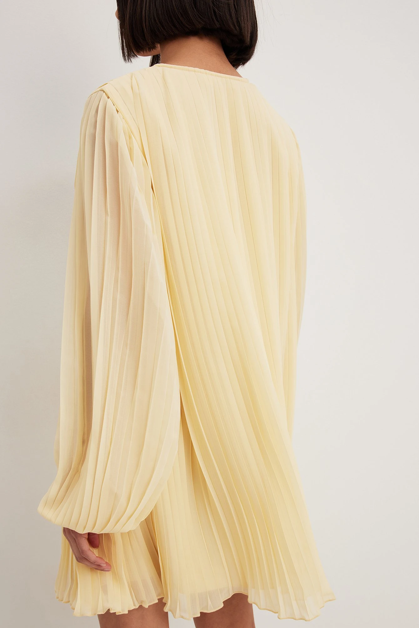 Robe Courte Fluide Plissée 7 Robe Courte Fluide Plissée – Image 7