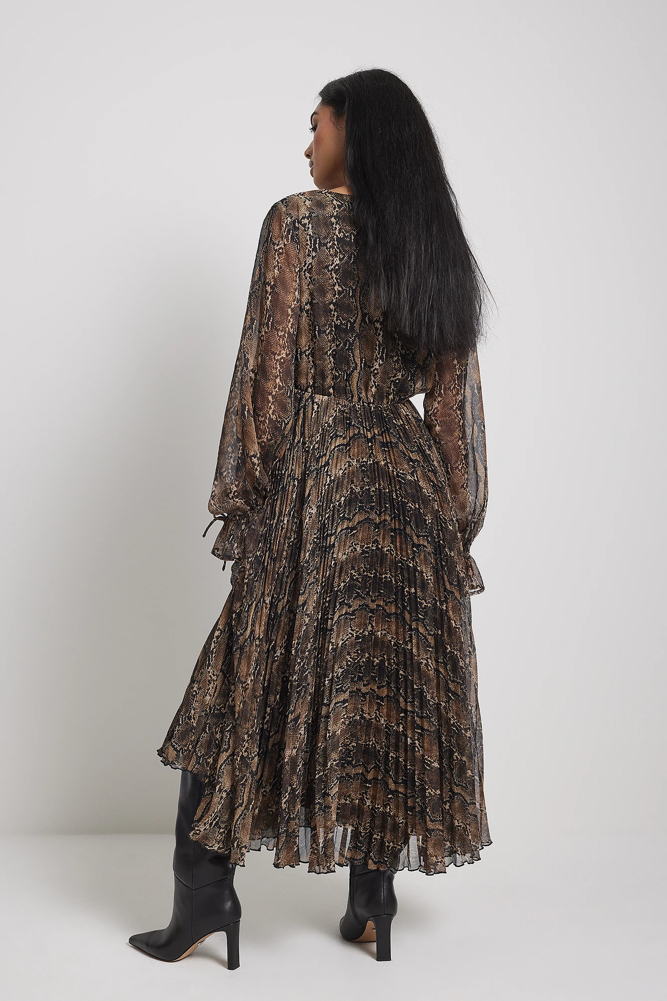 Robe Mi-longue Plissée à Volants 2 Robe Mi-longue Plissée à Volants – Image 2