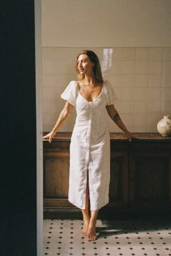 Robe Mi-longue Boutonnée à Manches Bouffantes -Lady Doux Soldes Magasin puffy sleeve button detail midi dress 1797 000045 0001 2 editorial