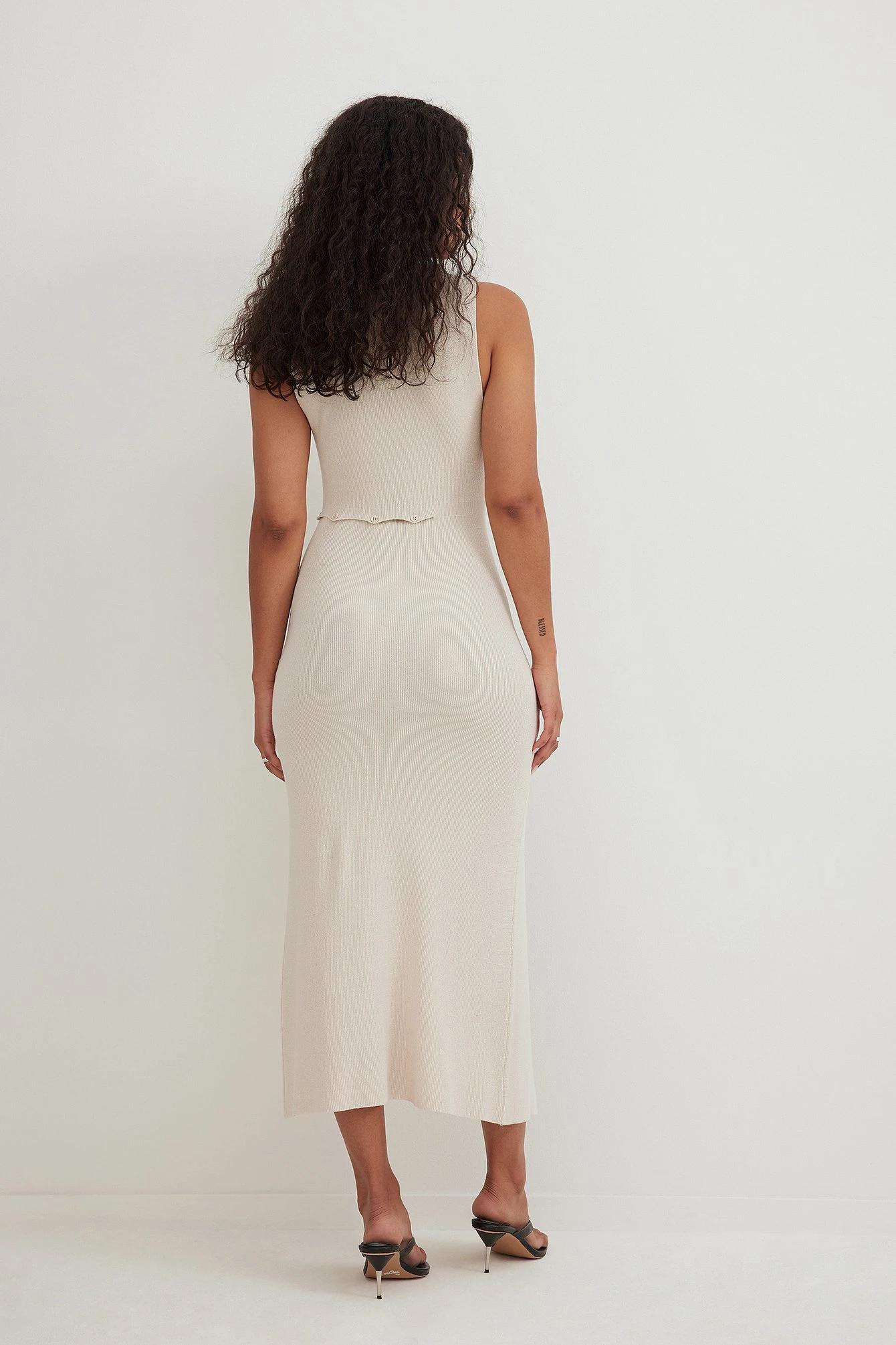 Robe Mi-longue Côtelée à Découpes 3 Robe Mi-longue Côtelée à Découpes – Image 3