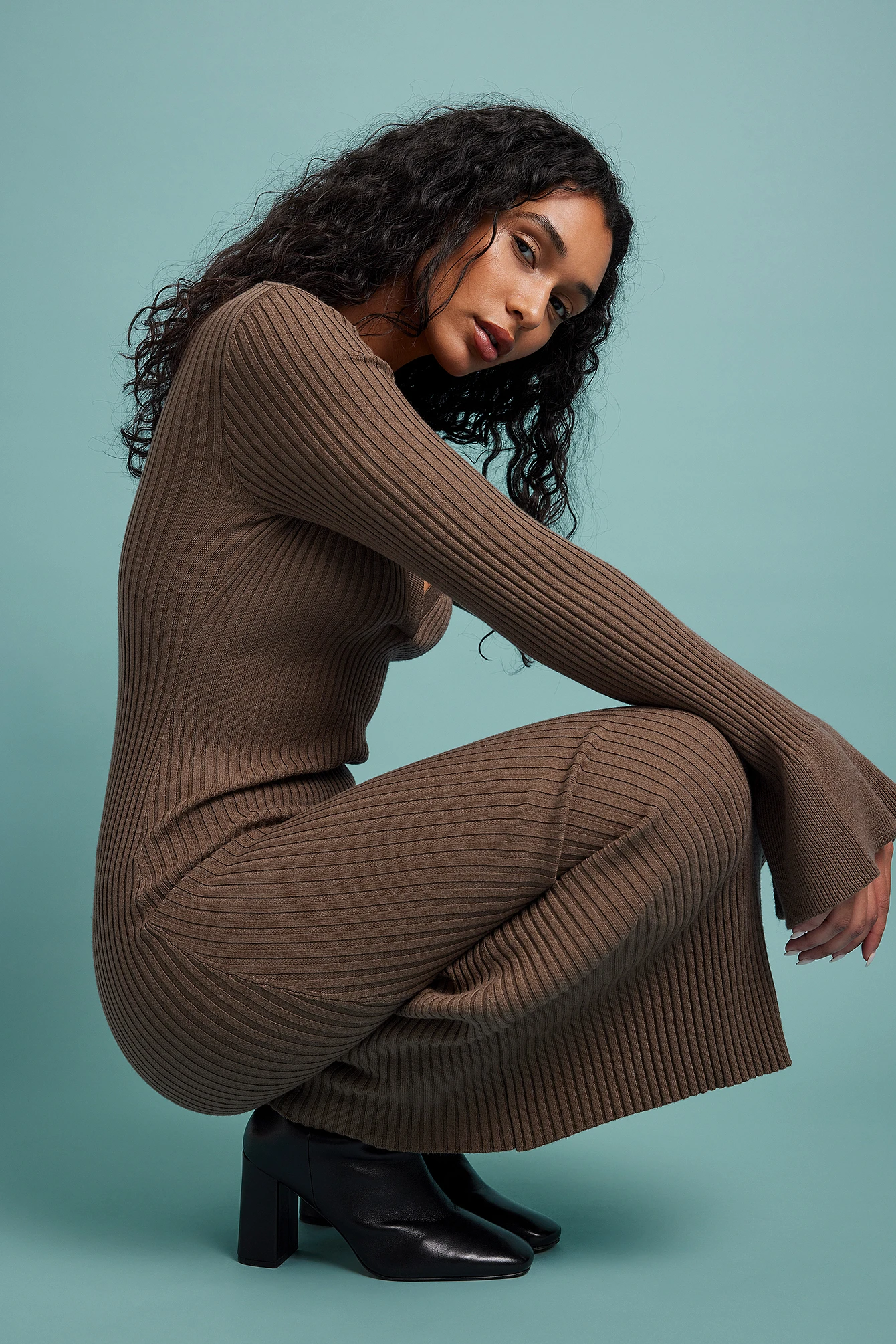 NA-KD Robe En Maille Côtelée à Manches Trompette 9 NA-KD Robe En Maille Côtelée à Manches Trompette – Image 9