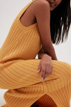 NA-KD Robe Mi-longue En Maille Côtelée à Col En V -Lady Doux Soldes Magasin rib knitted v neck midi dress 1100 007063 2305 1602