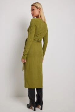 NA-KD Robe Portefeuille Mi-longue Côtelée Avec Ceinture -Lady Doux Soldes Magasin ribbed wrap belted midi dress 1100 006915 0052 35201 1