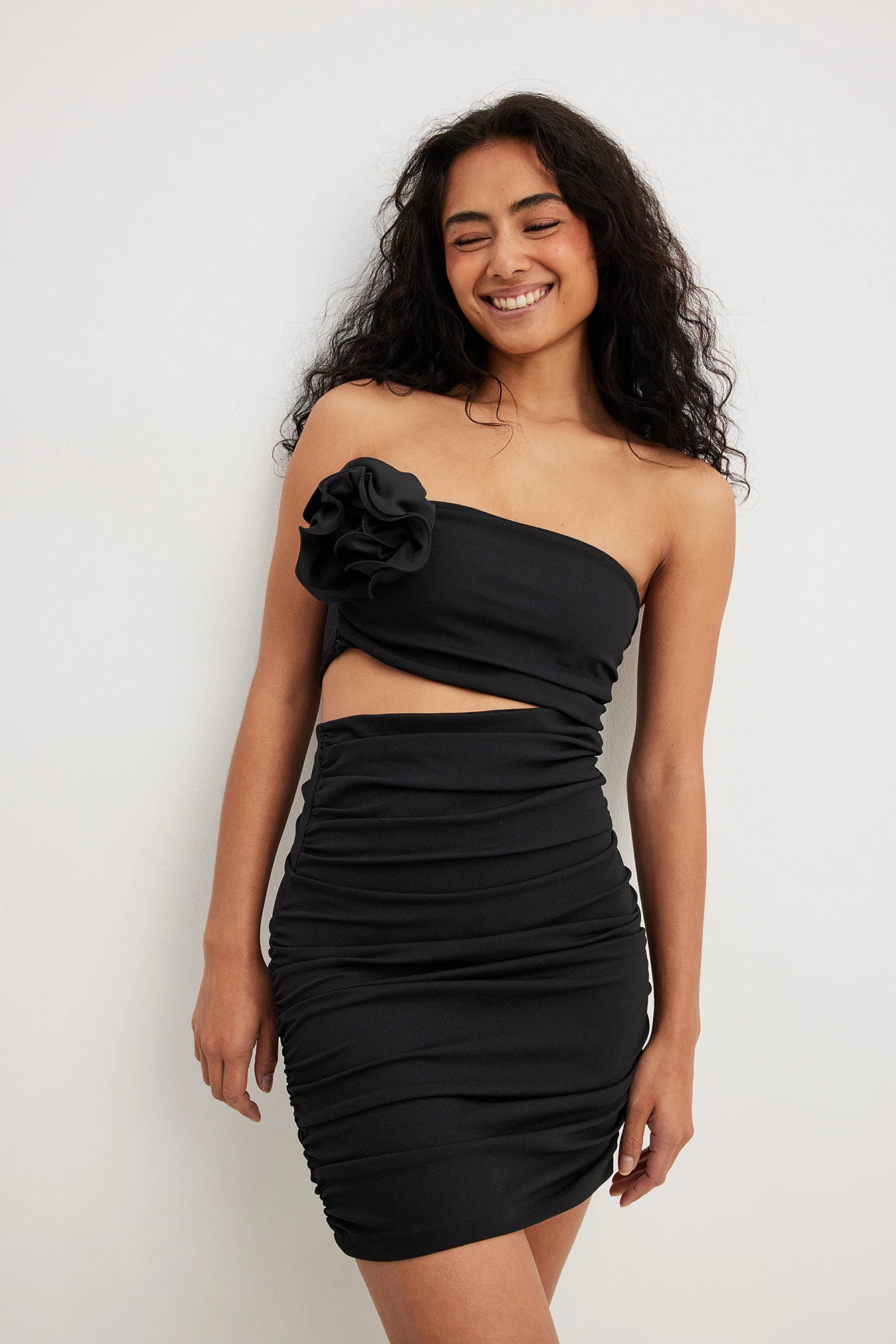 NA-KD Robe Courte à Découpes Avec Rose 1 NA-KD Robe Courte à Découpes Avec Rose