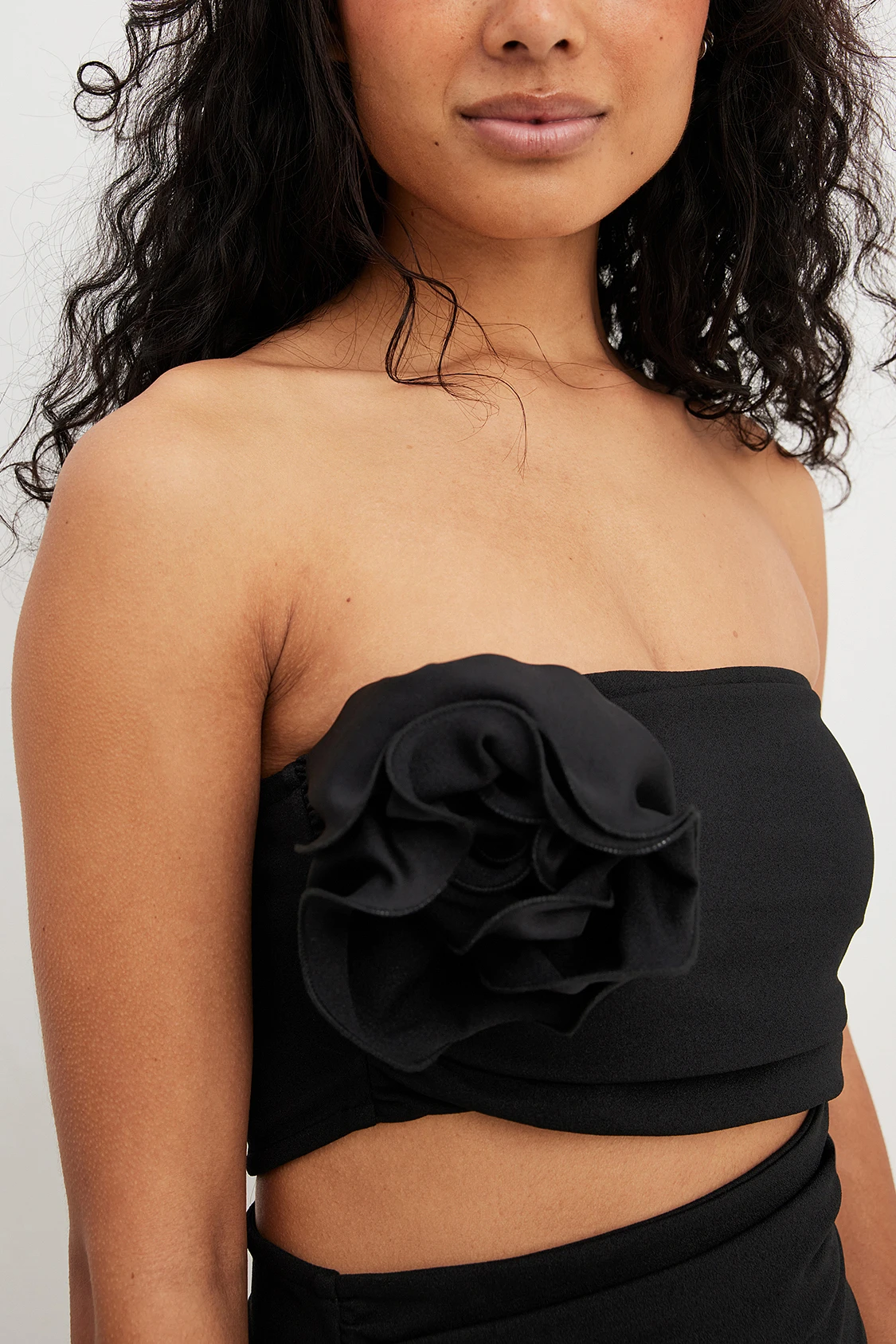 NA-KD Robe Courte à Découpes Avec Rose 4 NA-KD Robe Courte à Découpes Avec Rose – Image 4