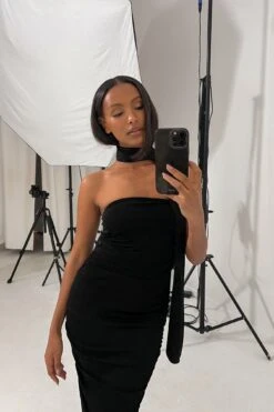 Robe Ruchée Avec Détail D'écharpe