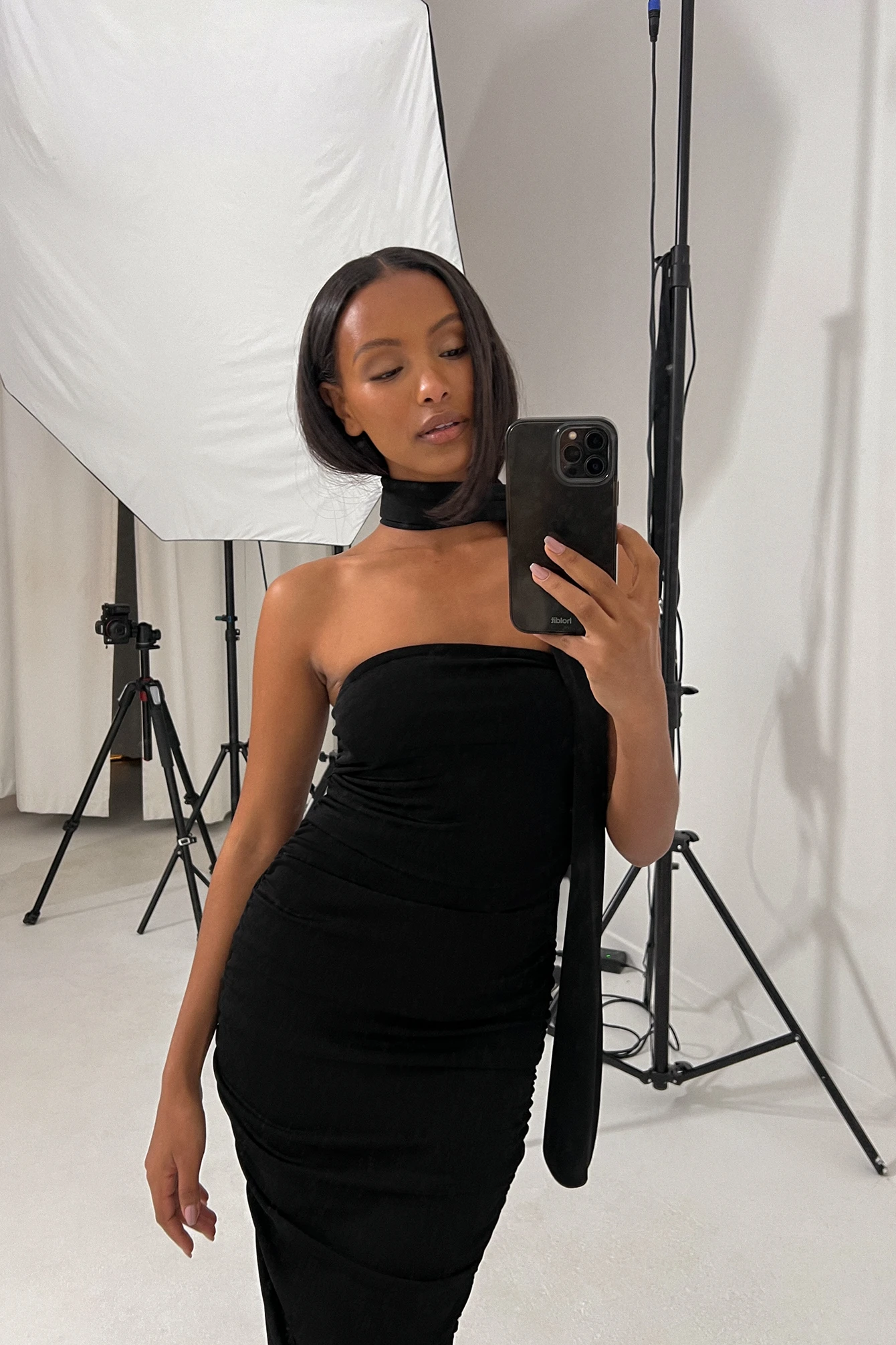 Robe Ruchée Avec Détail D'écharpe 1 Robe Ruchée Avec Détail D'écharpe