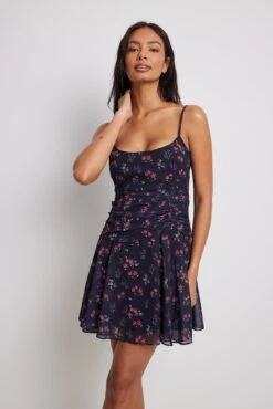 NA-KD Robe Courte Froncée à La Taille