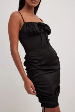 NA-KD Robe Mini En Satin Avec Cordon De Serrage -Lady Doux Soldes Magasin satin drawstring tie chest mini dress 1100 006991 00029233