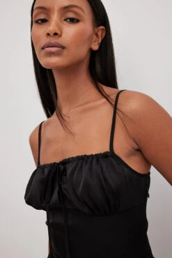 NA-KD Robe Mini En Satin Avec Cordon De Serrage -Lady Doux Soldes Magasin satin drawstring tie chest mini dress 1100 006991 00029261