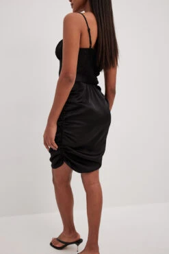 NA-KD Robe Mini En Satin Avec Cordon De Serrage -Lady Doux Soldes Magasin satin drawstring tie chest mini dress 1100 006991 00029279