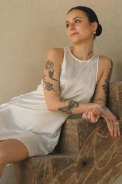 Robe Courte Fendue En Satin -Lady Doux Soldes Magasin satin slit mini dress 1744 000035 0260 editorial 1