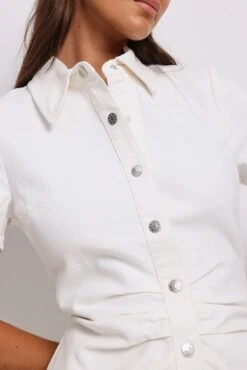 NA-KD Robe Froncée En Jean à Manches Courtes 10 NA-KD Robe Froncée En Jean à Manches Courtes -Lady Doux Soldes Magasin short sleeve ruched denim dress 1100 006577 02608199