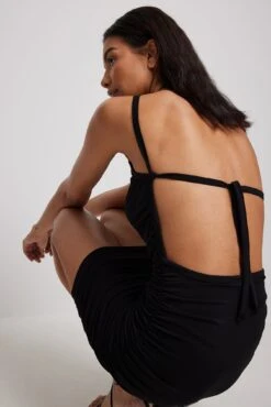 NA-KD Robe Avec Brides Au Dos -Lady Doux Soldes Magasin strap back rouched midi dress 1100 006982 00020940 1