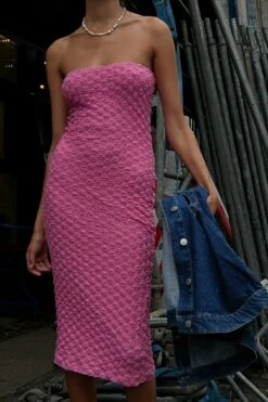 NA-KD Robe Bustier Mi-longue Structurée 11 NA-KD Robe Bustier Mi-longue Structurée -Lady Doux Soldes Magasin structured bandeau midi dress 1017 001832 0015 01