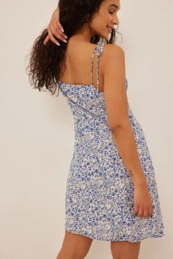 NA-KD Robe Mini Transparente Nouée Sur L’épaule -Lady Doux Soldes Magasin tie shoulder sheer mini dress 1100 004592 0695 41314