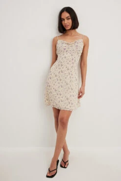 NA-KD Robe Mini Transparente Nouée Sur L’épaule