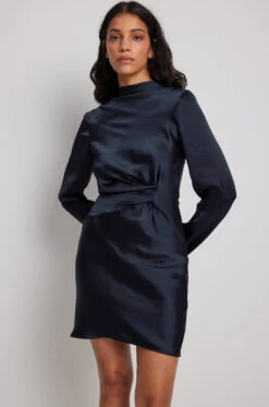 Robe Courte En Satin à Détail Torsadé