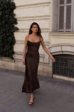 Robe Longue à Décolleté Cascade Et Lanières Au Dos