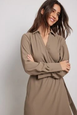 NA-KD Robe Mi-longue Portefeuille 24 NA-KD Robe Mi-longue Portefeuille -Lady Doux Soldes Magasin wrap midi dress 1100 006896 0226 5467 1