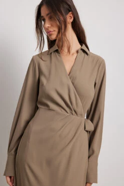 NA-KD Robe Mi-longue Portefeuille -Lady Doux Soldes Magasin wrap midi dress 1100 006896 0226 5473
