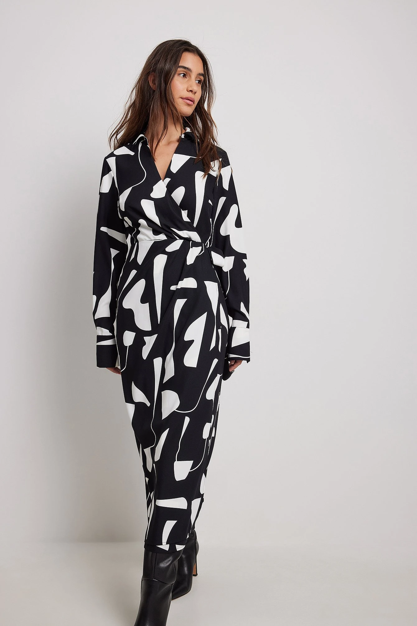 NA-KD Robe Mi-longue Portefeuille 2 NA-KD Robe Mi-longue Portefeuille – Image 2