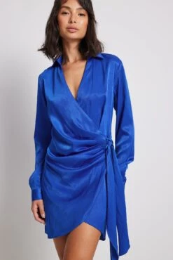 NA-KD Robe Chemise Portefeuille En Tissu Satiné -Lady Doux Soldes Magasin wrap satin shirt dress 1100 006817 030512127